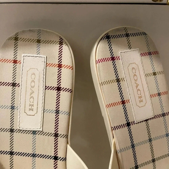 Coach's beautiful cream color Sandal with cold color horsbit - Picture 6 of 10